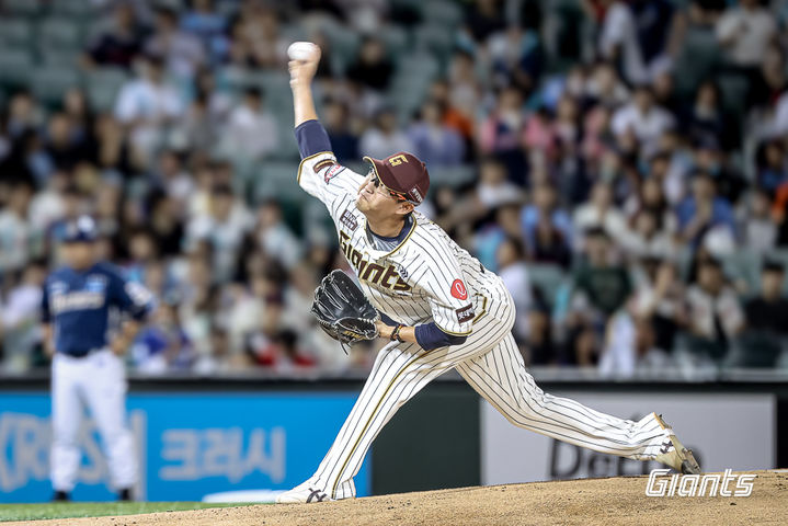 [서울=뉴시스] 프로야구 롯데 자이언츠 박세웅이 23일 울산 문수구장에서 열린 2025 신한 쏠뱅크 KBO리그 NC 다이노스와의 경기에 선발 등판해 공을 던지고 있다. (사진=롯데 자이언츠 제공) 2025.09.23
