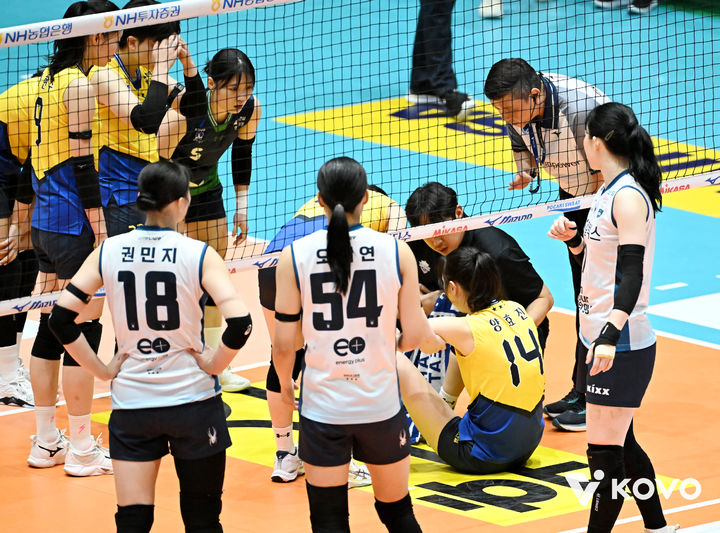 [서울=뉴시스]여자배구 현대건설 양효진이 컵대회 도중 부상을 당했다. (사진=KOVO 제공)