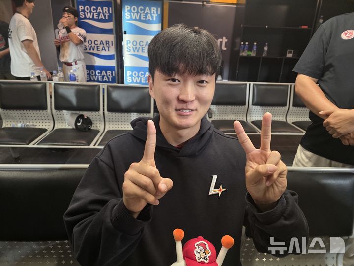 [인천=뉴시스] 김희준 기자 = SSG 랜더스의 김건우가 23일 인천 SSG랜더스필드에서 벌어진 KIA 타이거즈와의 경기에 선발 등판해 5⅓이닝 1피안타 2볼넷 12탈삼진 무실점으로 호투한 뒤 포즈를 취하고 있다. 2025.09.23jinxijun@newsis.com