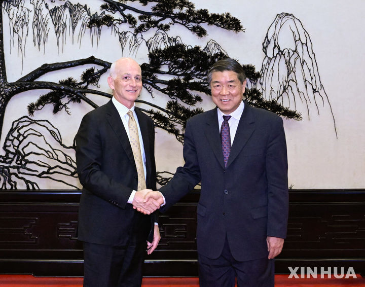 [베이징=신화/뉴시스]허리펑(何立峰) 중국 경제 부총리(오른쪽)가 22일 베이징 인민대회당에서 애덤 스미스 미 연방 하원의원(민주)과 만나 악수하고 있다. 중국을 방문 중인 초당파 미 하원의원 대표단을 이끌고 있는 애덤 스미스 의원(민주당)은 23일 "미국과 중국은 주요 이슈에 대해 서로 의견이 엇갈리고 있다"고 말했다. 2025.09.23 