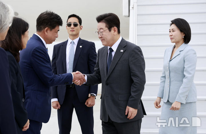 [뉴욕=뉴시스] 최동준 기자 = 유엔 총회에 참석하는 이재명 대통령이 22일(현지 시간) 미국 뉴욕 JFK 국제공항에 도착해 차지훈 주유엔대사와 악수하고 있다. 오른쪽은 김혜경 여사. 2025.09.23. photocdj@newsis.com