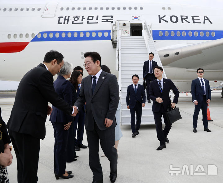 [뉴욕=뉴시스] 최동준 기자 = 유엔 총회에 참석하는 이재명 대통령이 22일(현지 시간) 미국 뉴욕 JFK 국제공항에 도착해 영접 인사들과 인사하고 있다. 2025.09.23. photocdj@newsis.com