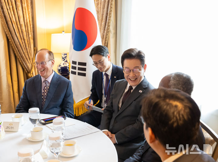 [뉴욕=뉴시스] 최동준 기자 = 이재명 대통령이 22일(현지 시간) 미국 뉴욕의 한 호텔에서 세계경제포럼 의장인 래리 핑크(왼쪽) 블랙록 회장을 접견하고 있다. (공동취재) 2025.09.23. photocdj@newsis.com
