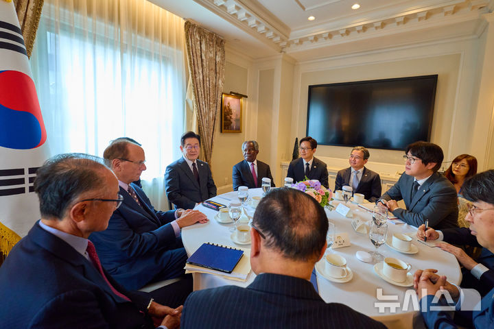 [뉴욕=뉴시스] 최동준 기자 = 이재명 대통령이 22일(현지 시간) 미국 뉴욕의 한 호텔에서 세계경제포럼 의장인 래리 핑크 블랙록 회장을 접견하고 있다.이번 접견에는 아데바요 오군레시 글로벌 인프라스트럭처 파트너스 회장, 김용 전 세계은행 총재 등이 함께했다. (공동취재) 2025.09.23. photocdj@newsis.com