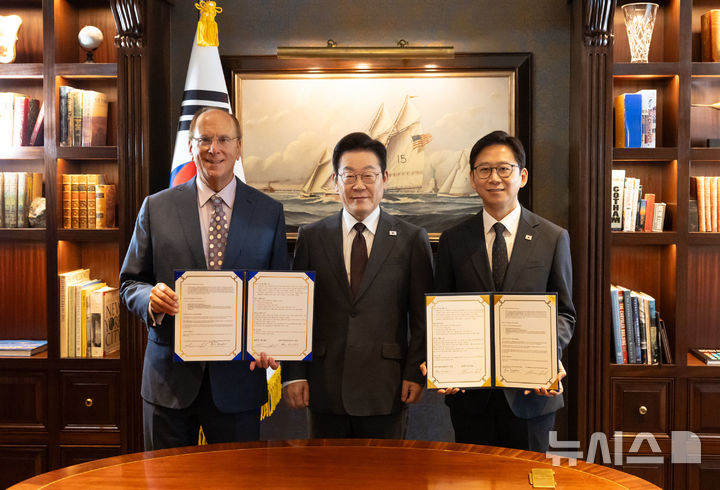 [뉴욕=뉴시스] 최동준 기자 = 이재명 대통령이 22일(현지 시간) 미국 뉴욕의 한 호텔에서 배경훈 과학기술정보통신부 장관과 세계경제포럼 의장인 래리 핑크 블랙록 회장의 AI 산업 글로벌 협력을 위한 MOU 체결 때 함께 기념촬영을 하고 있다. (공동취재) 2025.09.23. photocdj@newsis.com