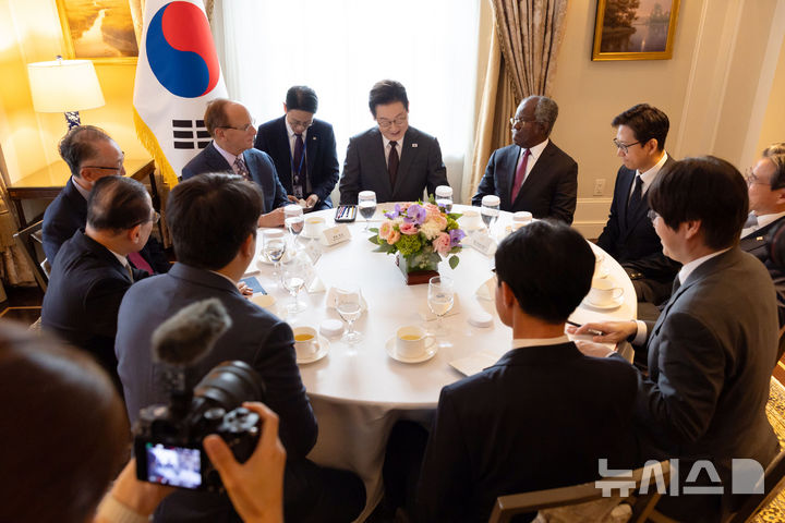 [뉴욕=뉴시스] 최동준 기자 = 이재명 대통령이 22일(현지 시간) 미국 뉴욕의 한 호텔에서 세계경제포럼 의장인 래리 핑크 블랙록 회장을 접견하고 있다. 이번 접견에는 아데바요 오군레시 글로벌 인프라스트럭처 파트너스 회장, 김용 전 세계은행 총재 등이 함께했다. (공동취재) 2025.09.23. photocdj@newsis.com