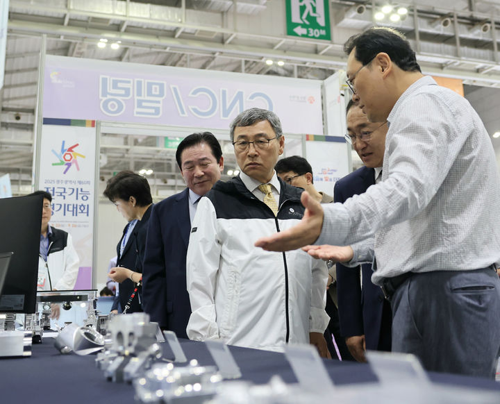 [서울=뉴시스] 정근식 서울시교육감이 22일 오후 광주광역시 김대중컨벤션센터에서 열린 제60회 전국기능경기대회 개회식에 참석해 현장을 둘러보고 있다. (사진=서울시교육청 제공) 2025.09.23. photo@newsis.com *재판매 및 DB 금지