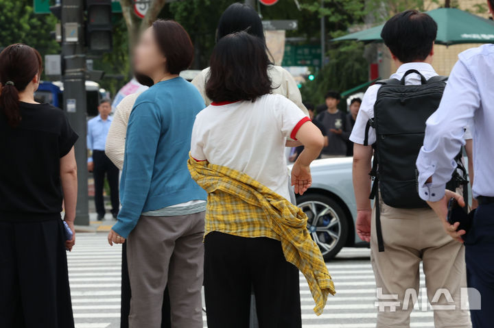 [서울=뉴시스] 권창회 기자 = 일교차가 벌어지며 선선한 가을 날씨를 보인 23일 오전 서울 종로구 광화문 사거리에서 직장인들이 출근하며 겉옷을 벗고 있다. 2025.09.23. kch0523@newsis.com