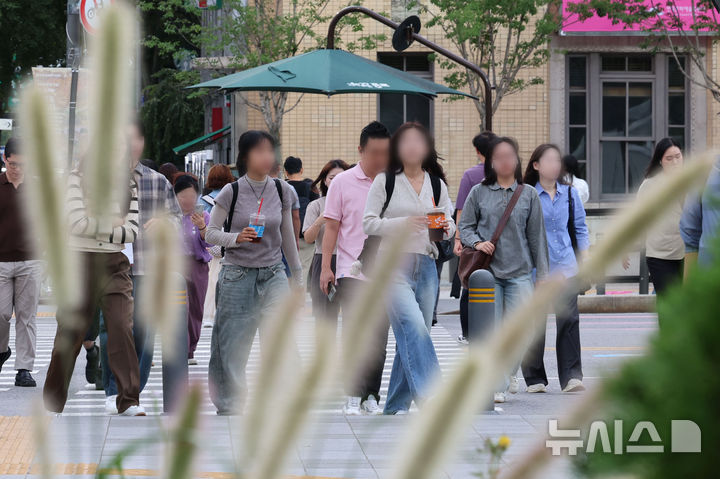 [서울=뉴시스] 권창회 기자 = 일교차가 벌어지며 선선한 가을 날씨를 보인 23일 오전 서울 종로구 광화문 사거리에서 직장인들이 출근을 위해 이동하고 있다. 2025.09.23. kch0523@newsis.com