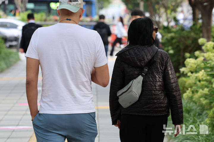 [서울=뉴시스] 권창회 기자 = 일교차가 벌어지며 선선한 가을 날씨를 보인 23일 오전 서울 종로구 광화문 사거리에서 외국인 관광객이 이동하고 있다. 2025.09.23. kch0523@newsis.com