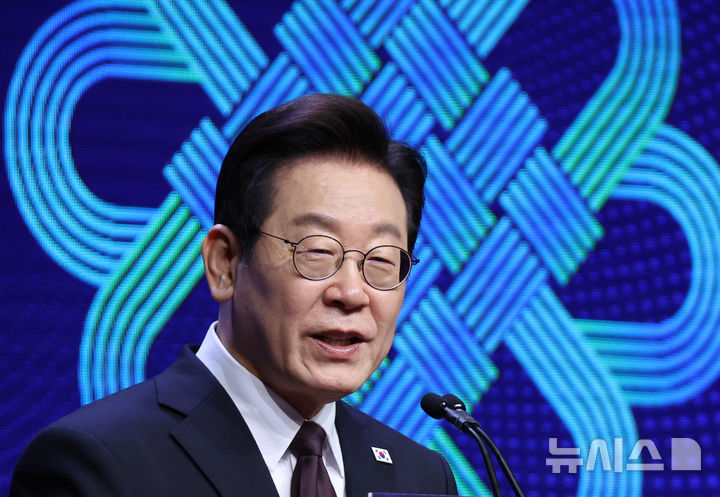 [뉴욕=뉴시스] 최동준 기자 = 이재명 대통령이 22일(현지 시간) 미국 뉴욕의 한 호텔에서 열린 동포 간담회에서 인사말을 하고 있다. 2025.09.23. photocdj@newsis.com