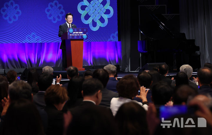 [뉴욕=뉴시스] 최동준 기자 = 이재명 대통령이 22일(현지 시간) 미국 뉴욕의 한 호텔에서 열린 동포 간담회에서 인사말을 하고 있다. 2025.09.23. photocdj@newsis.com