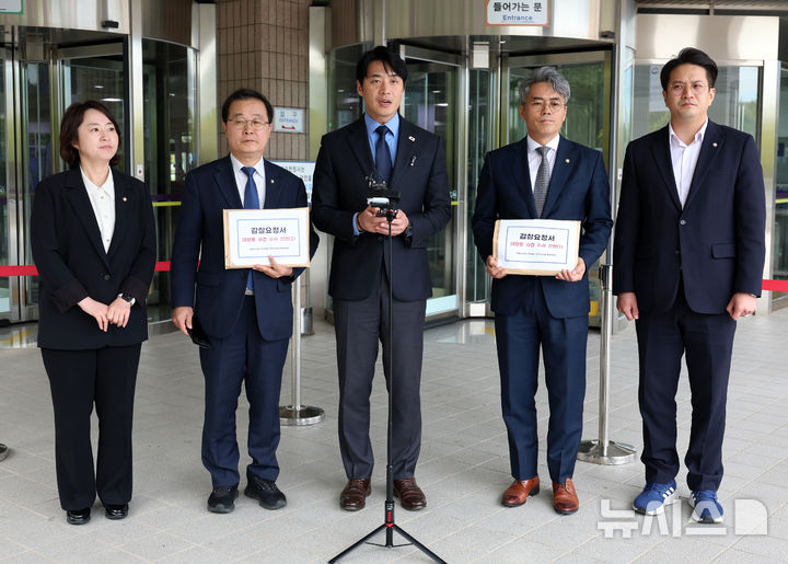 [과천=뉴시스] 이영환 기자 = 한준호 더불어민주당 정치검찰조작기소대응특위 위원장과 위원들이 23일 오전 경기 과천시 정부과천청사 민원실 앞에서 법무부에 감찰요청서 제출을 앞두고 입장을 전하고 있다. 왼쪽부터 이주희, 이건태, 한준호, 김기표, 전용기 의원. 2025.09.23. 20hwan@newsis.com