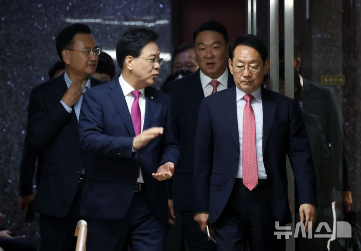 [서울=뉴시스] 고승민 기자 = 국민의힘 송언석 원내대표와 김도읍 정책위의장 등 원내지도부가 23일 서울 여의도 국회에서 열린 원내대책회의에 참석하고 있다. 2025.09.23. kkssmm99@newsis.com