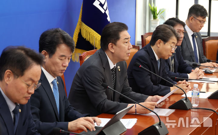 [서울=뉴시스] 조성봉 기자 = 김병기 더불어민주당 원내대표가 23일 오전 서울 여의도 국회에서 열린 원내대책회의에서 발언을 하고 있다. 2025.09.23. suncho21@newsis.com