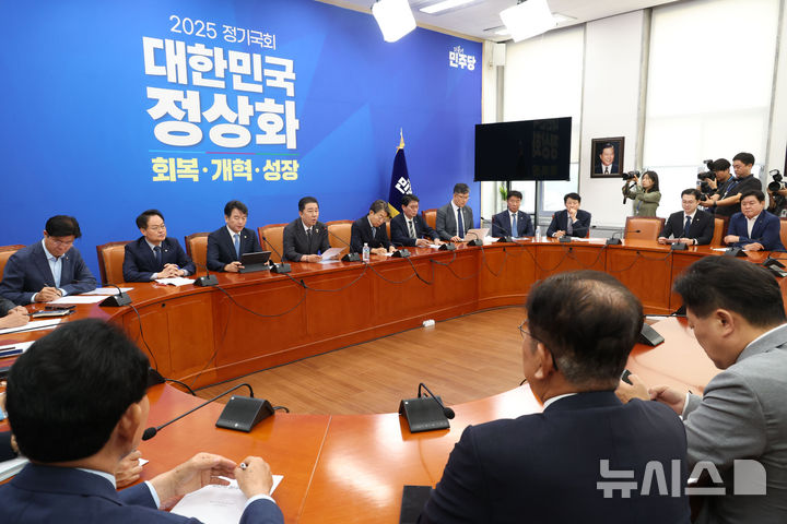 [서울=뉴시스] 조성봉 기자 = 김병기 더불어민주당 원내대표가 23일 오전 서울 여의도 국회에서 열린 원내대책회의에서 발언을 하고 있다. 2025.09.23. suncho21@newsis.com