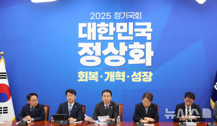 [서울=뉴시스] 조성봉 기자 = 김병기 더불어민주당 원내대표가 23일 오전 서울 여의도 국회에서 열린 원내대책회의에서 발언을 하고 있다. 2025.09.23. suncho21@newsis.com