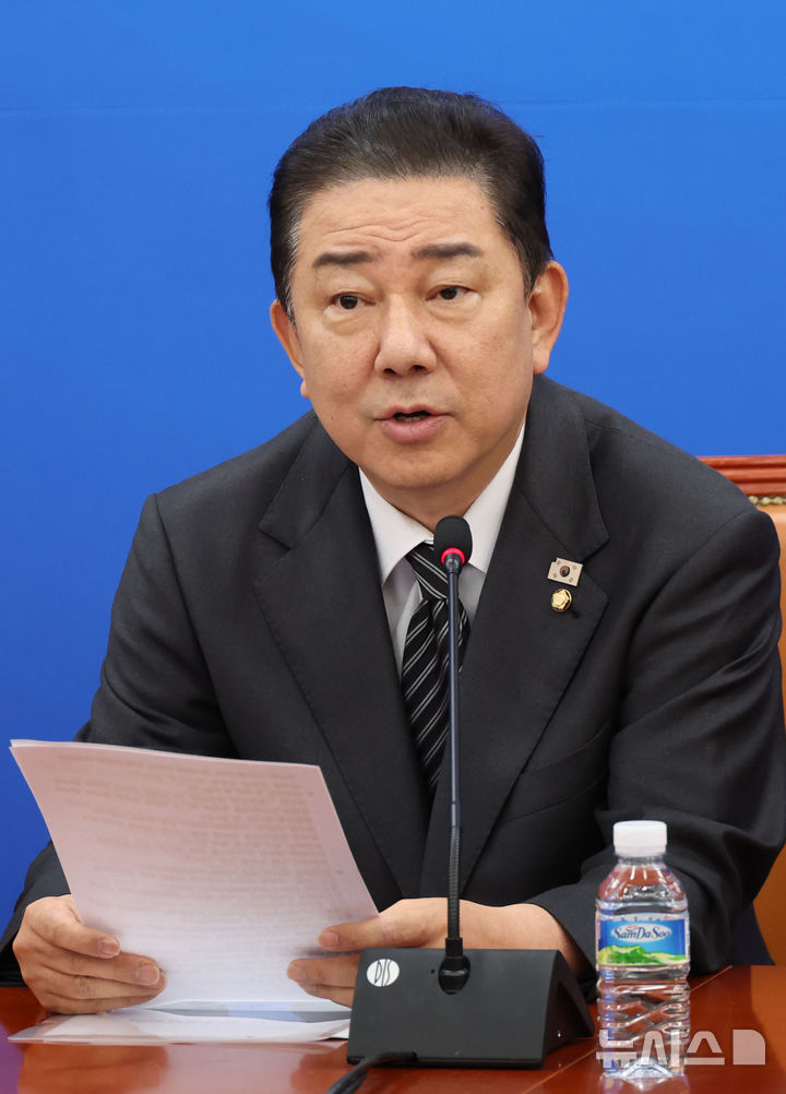 [서울=뉴시스] 조성봉 기자 = 김병기 더불어민주당 원내대표가 23일 오전 서울 여의도 국회에서 열린 원내대책회의에서 발언을 하고 있다. 2025.09.23. suncho21@newsis.com