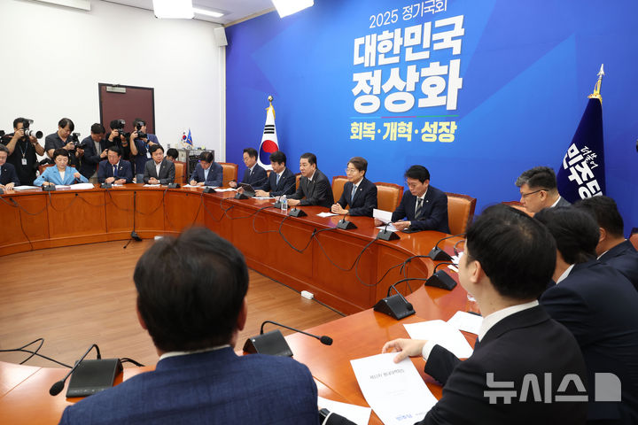 [서울=뉴시스] 조성봉 기자 = 김병기 더불어민주당 원내대표가 23일 오전 서울 여의도 국회에서 열린 원내대책회의에서 발언을 하고 있다. 2025.09.23. suncho21@newsis.com