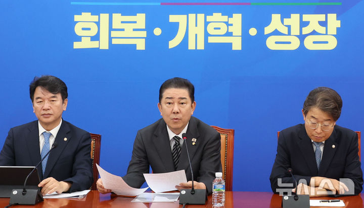 [서울=뉴시스] 조성봉 기자 = 김병기 더불어민주당 원내대표가 23일 오전 서울 여의도 국회에서 열린 원내대책회의에서 발언을 하고 있다. 2025.09.23. suncho21@newsis.com