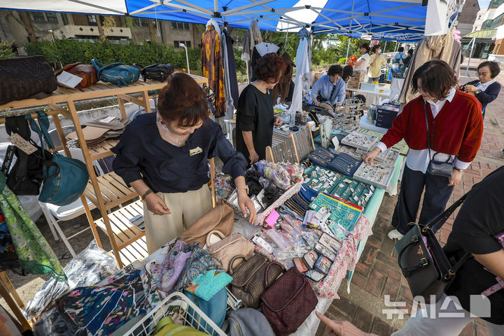 [서울=뉴시스] 정병혁 기자 = 23일 서울 서대문구 이화여자대학교에서 열린 이화여대 총동창회 대바자회에서 재학생 및 동창들이 기증 물품을 살펴보고 있다. 2025.09.23. jhope@newsis.com