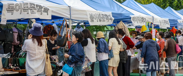 [서울=뉴시스] 정병혁 기자 = 23일 서울 서대문구 이화여자대학교에서 열린 이화여대 총동창회 대바자회에서 재학생 및 동창들이 기증 물품을 살펴보고 있다. 2025.09.23. jhope@newsis.com