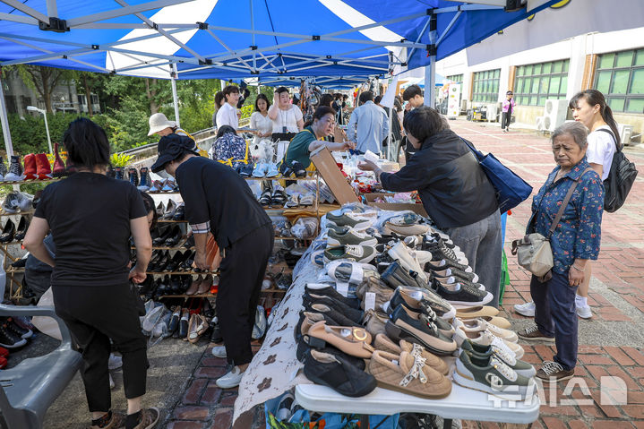[서울=뉴시스] 정병혁 기자 = 23일 서울 서대문구 이화여자대학교에서 열린 이화여대 총동창회 대바자회에서 재학생 및 동창들이 기증 물품을 살펴보고 있다. 2025.09.23. jhope@newsis.com