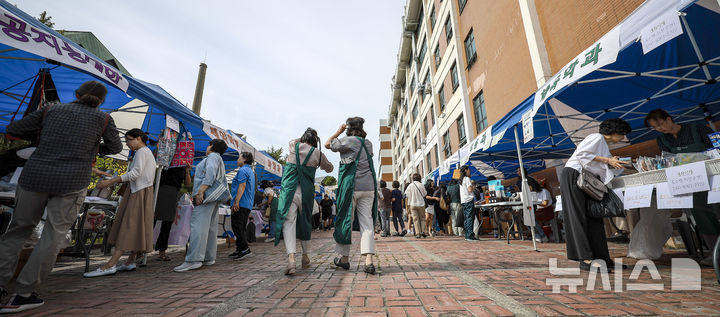 [서울=뉴시스] 정병혁 기자 = 23일 서울 서대문구 이화여자대학교에서 열린 이화여대 총동창회 대바자회에서 재학생 및 동창들이 기증 물품을 살펴보고 있다. 2025.09.23. jhope@newsis.com