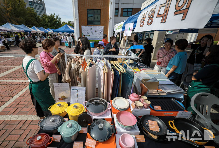 [서울=뉴시스] 정병혁 기자 = 23일 서울 서대문구 이화여자대학교에서 열린 이화여대 총동창회 대바자회에서 재학생 및 동창들이 기증 물품을 살펴보고 있다. 2025.09.23. jhope@newsis.com