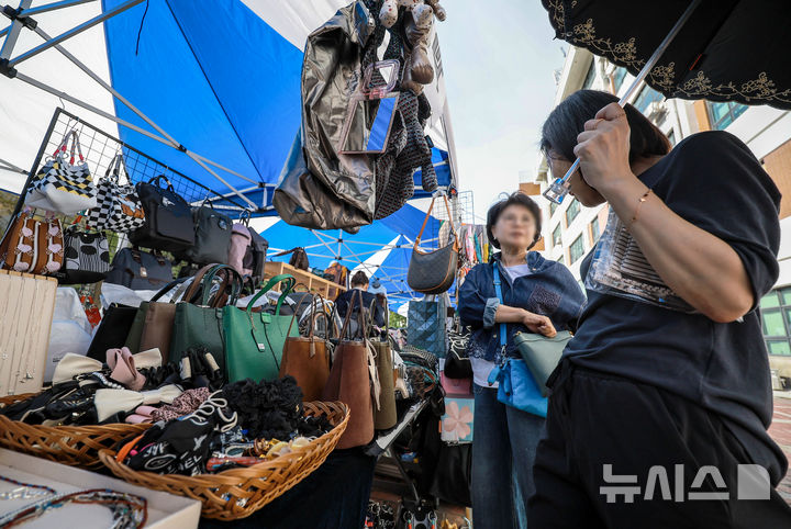[서울=뉴시스] 정병혁 기자 = 23일 서울 서대문구 이화여자대학교에서 열린 이화여대 총동창회 대바자회에서 재학생 및 동창들이 기증 물품을 살펴보고 있다. 2025.09.23. jhope@newsis.com