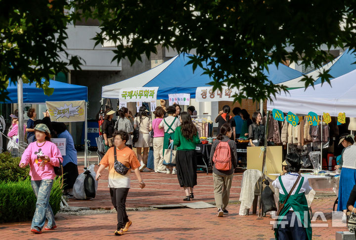 [서울=뉴시스] 정병혁 기자 = 23일 서울 서대문구 이화여자대학교에서 열린 이화여대 총동창회 대바자회에서 재학생 및 동창들이 기증 물품을 살펴보고 있다. 2025.09.23. jhope@newsis.com