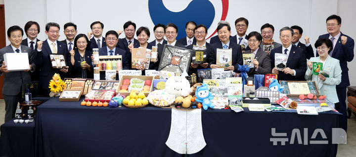 [서울=뉴시스] 추상철 기자 = 김민석 국무총리와 국무위원들이 23일 오전 서울 종로구 정부서울청사에서 열린 농수산식품 소비촉진행사에서 기념촬영을 하고 있다. 2025.09.23. scchoo@newsis.com