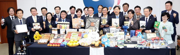 [서울=뉴시스] 추상철 기자 = 김민석 국무총리와 국무위원들이 23일 오전 서울 종로구 정부서울청사에서 열린 농수산식품 소비촉진행사에서 기념촬영을 하고 있다. 2025.09.23. scchoo@newsis.com