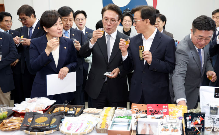 [서울=뉴시스] 추상철 기자 = 김민석 국무총리와 국무위원들이 23일 오전 서울 종로구 정부서울청사에서 열린 농수산식품 소비촉진행사에서 추석 민생선물세트 등 각종 제품을 살펴보며 시식하고 있다. 2025.09.23. scchoo@newsis.com