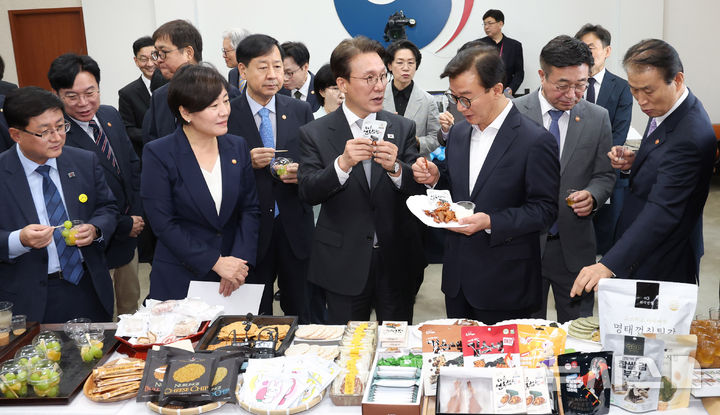 [서울=뉴시스] 추상철 기자 = 김민석 국무총리와 국무위원들이 23일 오전 서울 종로구 정부서울청사에서 열린 농수산식품 소비촉진행사에서 추석 민생선물세트 등 각종 제품을 살펴보고 있다. 2025.09.23. scchoo@newsis.com