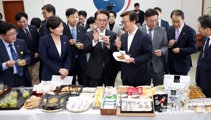 [서울=뉴시스] 추상철 기자 = 김민석 국무총리와 국무위원들이 23일 오전 서울 종로구 정부서울청사에서 열린 농수산식품 소비촉진행사에서 추석 민생선물세트 등 각종 제품을 살펴보고 있다. 2025.09.23. scchoo@newsis.com