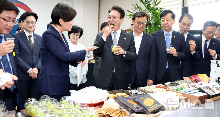 [서울=뉴시스] 추상철 기자 = 김민석 국무총리가 23일 오전 서울 종로구 정부서울청사에서 열린 농수산식품 소비촉진행사에서 과일을 시식을 하고 있다. 2025.09.23. scchoo@newsis.com