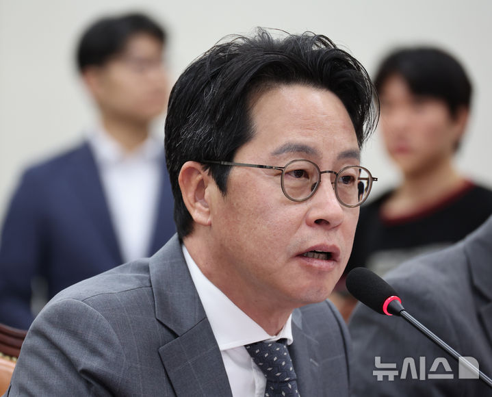 [서울=뉴시스] 김금보 기자 = 조좌진 롯데카드 대표이사가 23일 오전 서울 여의도 국회에서 열린 '국민의힘 정무위원회, 롯데카드 개인정보 유출사태 피해자 보호 방안 및 재발방지 대책 간담회'에서 발언을 하고 있다. 2025.09.23. kgb@newsis.com