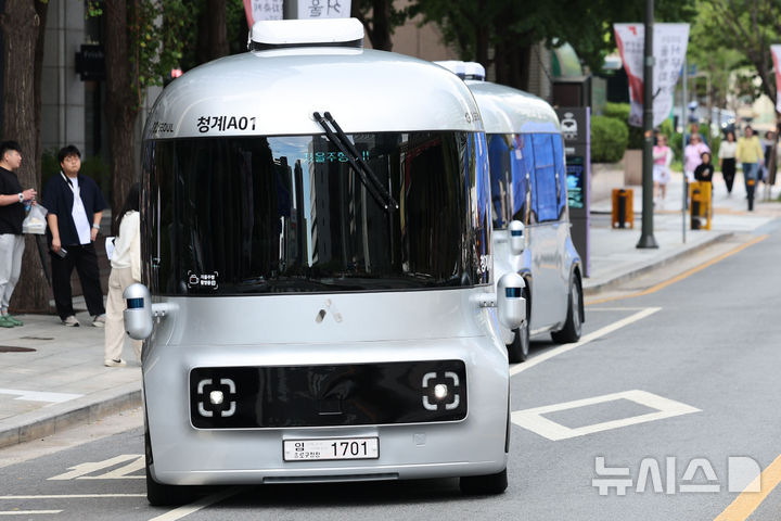[서울=뉴시스] 권창회 기자 = 23일 오전 서울 중구 청계광장 인근에서 운전석 없는 자율주행셔틀버스가 시범운행 되고 있다. 운전석과 운전대가 없는 자율주행셔틀은 안전요원이 탑승하지만, 운전에는 관여하지 않는다. 청계광장∼청계5가(광장시장)∼청계광장을 순환하는 총 4.8㎞ 구간으로, 주중 평일 오전 10시부터 오후 5시까지 운행한다. 2025.09.23. kch0523@newsis.com
