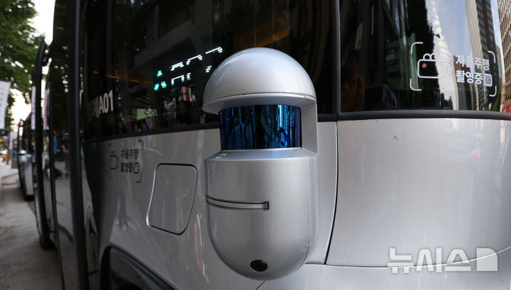 [서울=뉴시스] 권창회 기자 = 23일 오전 서울 중구 청계광장 인근에 정차된 운전석 없는 자율주행셔틀버스의 센서. 운전석과 운전대가 없는 자율주행셔틀은 안전요원이 탑승하지만, 운전에는 관여하지 않는다. 청계광장∼청계5가(광장시장)∼청계광장을 순환하는 총 4.8㎞ 구간으로, 주중 평일 오전 10시부터 오후 5시까지 운행한다. 2025.09.23. kch0523@newsis.com