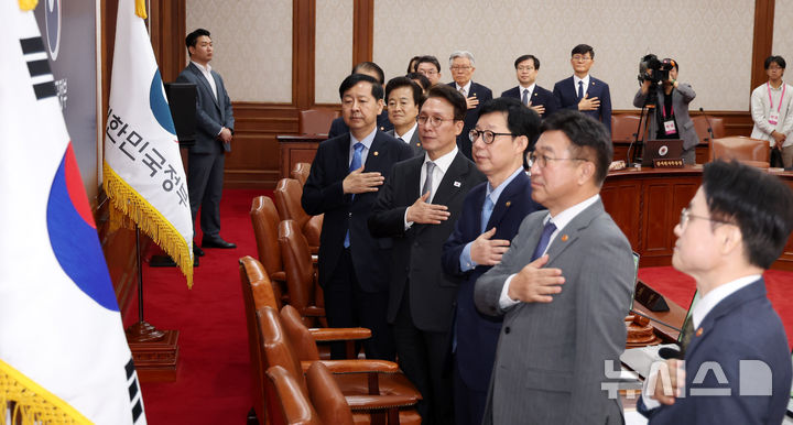 [서울=뉴시스] 추상철 기자 = 김민석 국무총리와 국무위원들이 23일 오전 서울 종로구 정부서울청사에서 열린 국무회의에서 국민의례를 하고 있다. 2025.09.23. scchoo@newsis.com