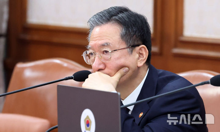 [서울=뉴시스] 추상철 기자 = 정성호 법무부 장관이 지난달 23일 오전 서울 종로구 정부서울청사에서 열린 국무회의에 참석해 있다. 2025.10.01. scchoo@newsis.com