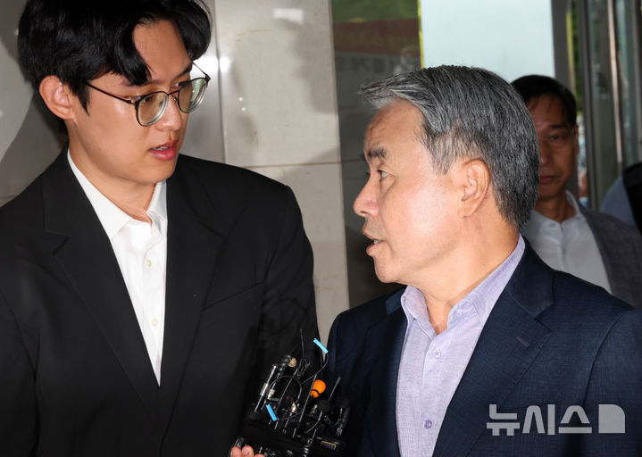 [서울=뉴시스] 배훈식 기자 = 이종섭 전 국방부 장관이 23일 오전 서울 서초구 순직해병 특별검사팀(특별검사 이명현)에 피의자 신분으로 출석하며 취재진의 질문에 답하고 있다. 2025.09.23. dahora83@newsis.com