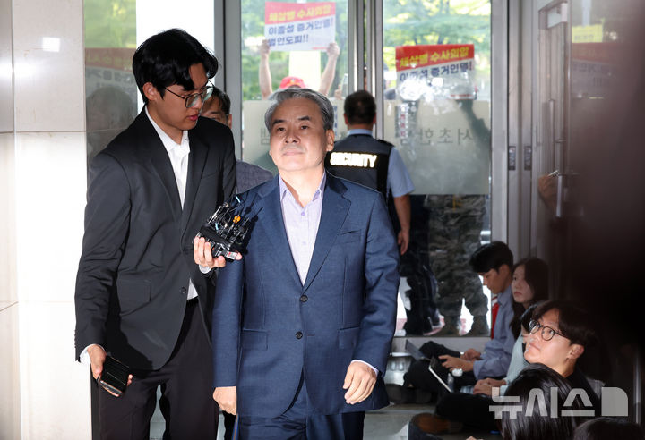 [서울=뉴시스] 배훈식 기자 = 이종섭 전 국방부 장관이 23일 오전 서울 서초구 순직해병 특별검사팀(특별검사 이명현)에 피의자 신분으로 출석하고 있다. 2025.09.23. dahora83@newsis.com