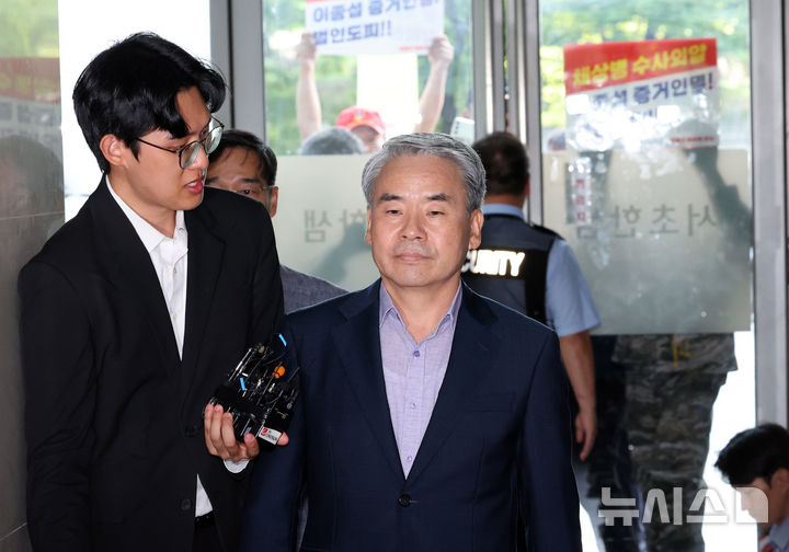 [서울=뉴시스] 배훈식 기자 = 이종섭 전 국방부 장관이 23일 오전 서울 서초구 순직해병 특별검사팀(특별검사 이명현)에 피의자 신분으로 출석하고 있다. 2025.09.23. dahora83@newsis.com