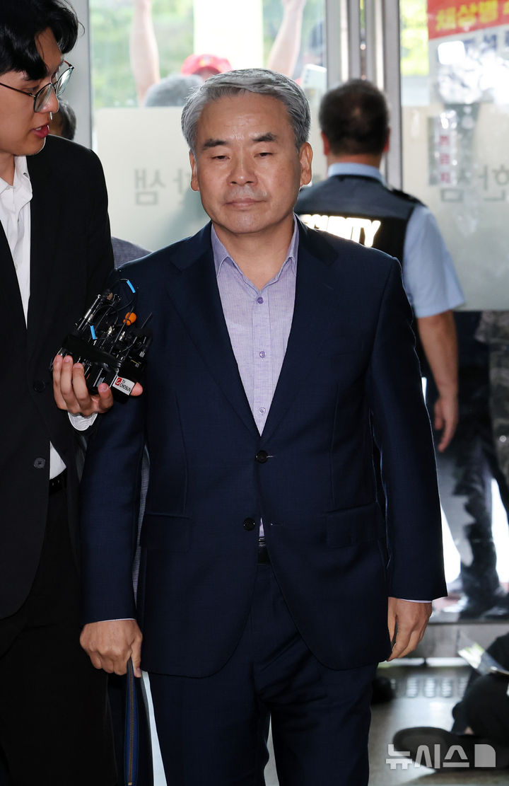 [서울=뉴시스] 배훈식 기자 = 이종섭 전 국방부 장관이 23일 오전 서울 서초구 순직해병 특별검사팀(특별검사 이명현)에 피의자 신분으로 출석하고 있다. 2025.09.23. dahora83@newsis.com