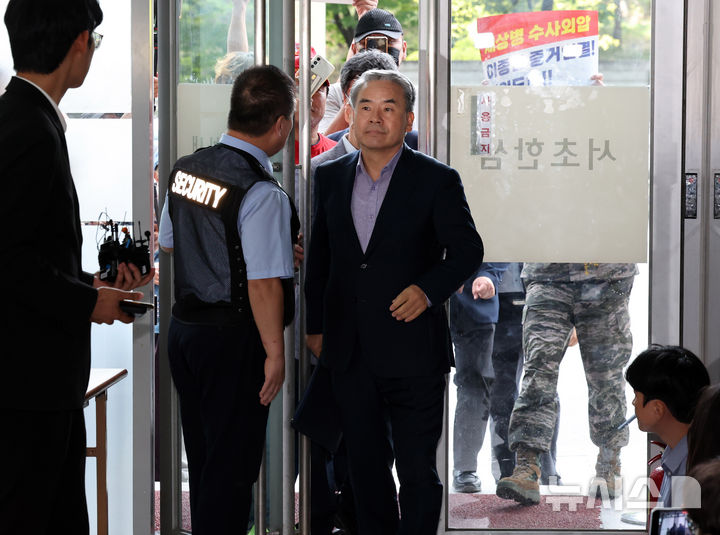 [서울=뉴시스] 배훈식 기자 = 이종섭 전 국방부 장관이 23일 오전 서울 서초구 순직해병 특별검사팀(특별검사 이명현)에 피의자 신분으로 출석하고 있다. 2025.09.23. dahora83@newsis.com
