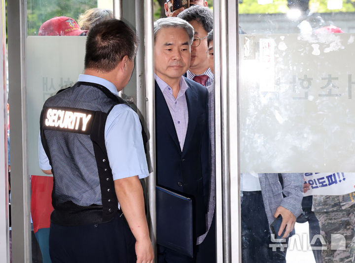 [서울=뉴시스] 배훈식 기자 = 이종섭 전 국방부 장관이 23일 오전 서울 서초구 순직해병 특별검사팀(특별검사 이명현)에 피의자 신분으로 출석하고 있다. 2025.09.23. dahora83@newsis.com