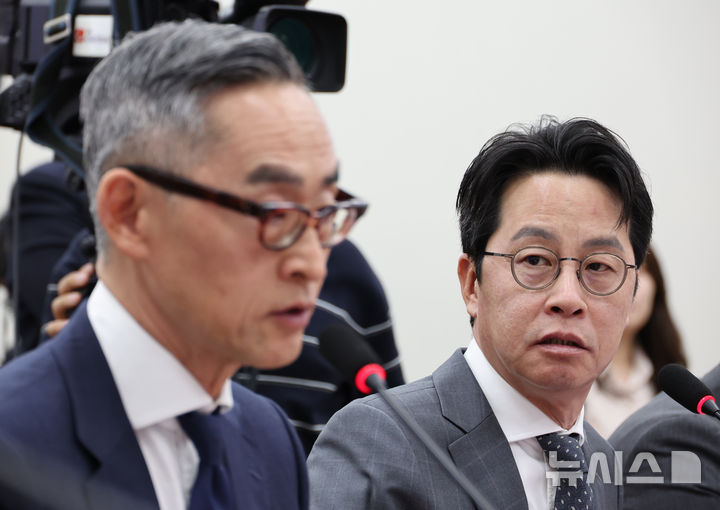 [서울=뉴시스] 김금보 기자 = 윤종하 MBK파트너스 부회장과 조좌진 롯데카드 대표이사가 23일 오전 서울 여의도 국회에서 열린 '국민의힘 정무위원회, 롯데카드 개인정보 유출사태 피해자 보호 방안 및 재발방지 대책 간담회'에서 질의에 답하고 있다. 2025.09.23. kgb@newsis.com