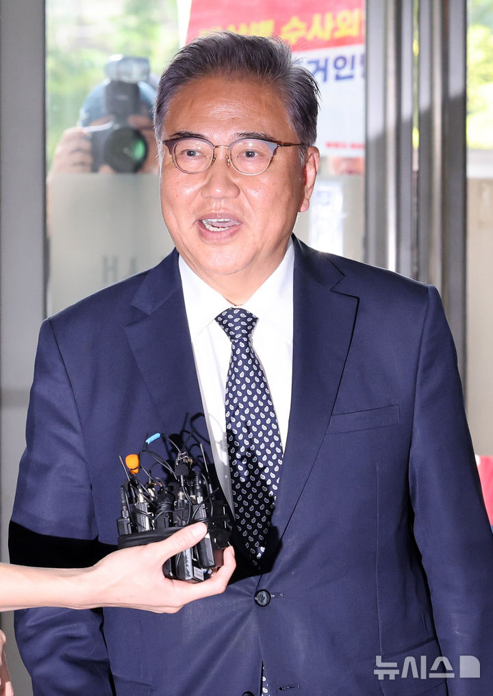 [서울=뉴시스] 배훈식 기자 = 박진 전 외교부 장관이 23일 오전 서울 서초구 순직해병 특별검사팀(특별검사 이명현)에 참고인 신분으로 출석하고 있다. 2025.09.23. dahora83@newsis.com